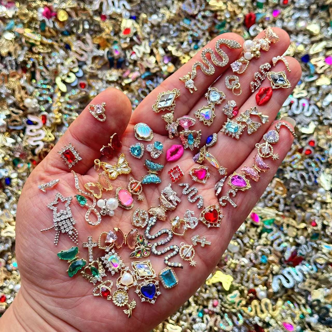 Nail Art Valentines Day - 高級ランダムミックス合金ネイルチャーム、蝶/蛇/ハート/クマなど様々な形のネイルアートラインストーン、DIYマニキュアネイル用
