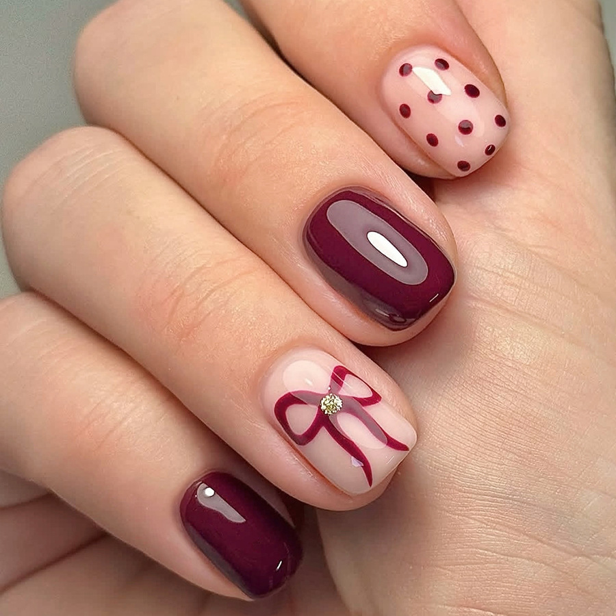 Nail Art Gliter - ショートスクエアプレスオンネイル グロッシーレッドワインドットボウグリッターフェイクネイル 24個入り 女性用 キュートでスイートな秋冬向け