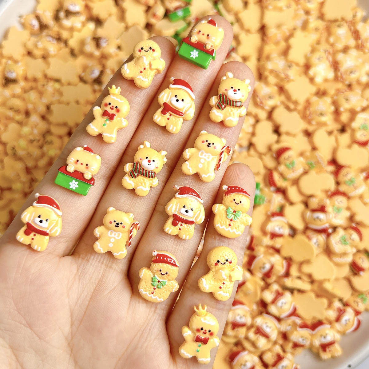 Nail Art Xmas Design - 20 個かわいいクリスマスジンジャーブレッドマンエルク樹脂ネイルチャーム漫画クリエイティブイエローベア雪だるまネイルアートデコレーション DIY ネイル