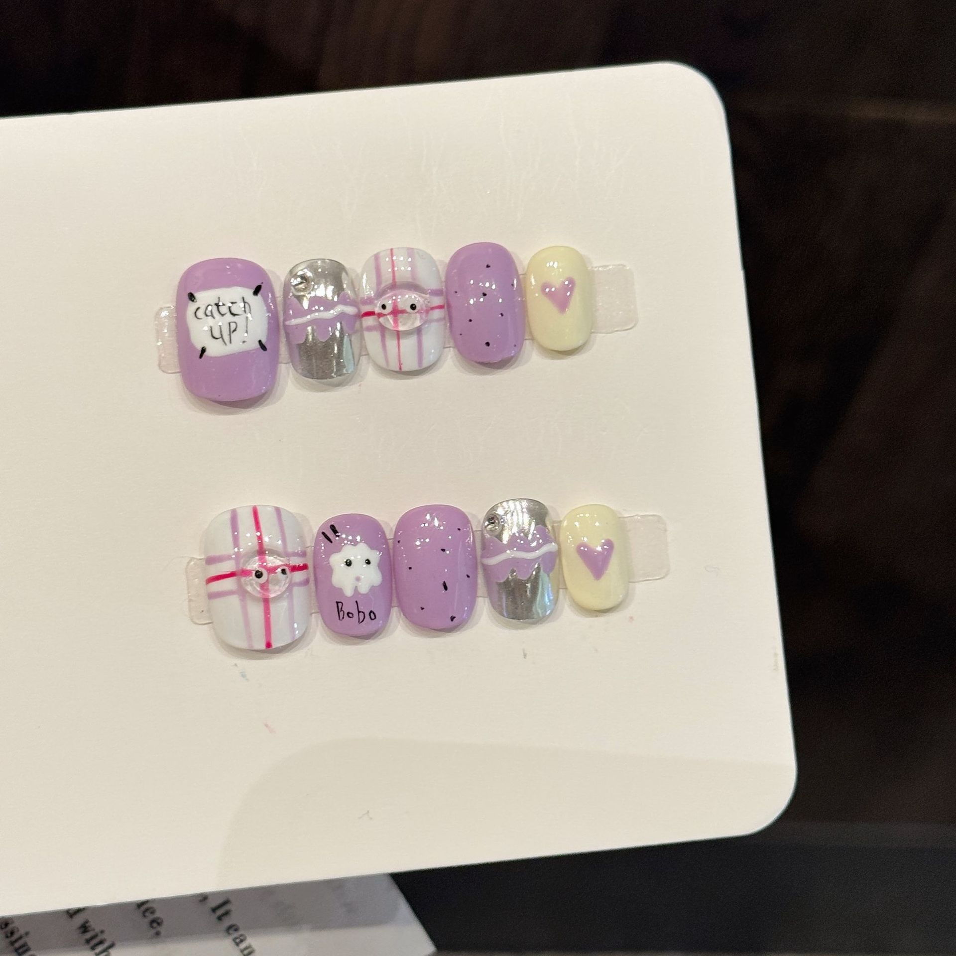 Nail Art Love - 10個入り手作りプレスショートラウンドネイルアート、紫色の面白い表情の愛、柔らかくて甘い、素敵なフェイクネイル、女性に適しています。