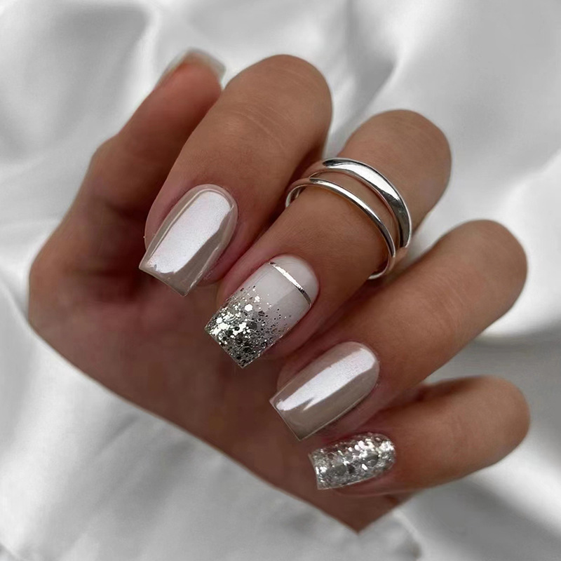 女性用ショートスクエアフェイクネイル、光沢のあるブラウンのチ - Nail Art Gliter のレビューと価格