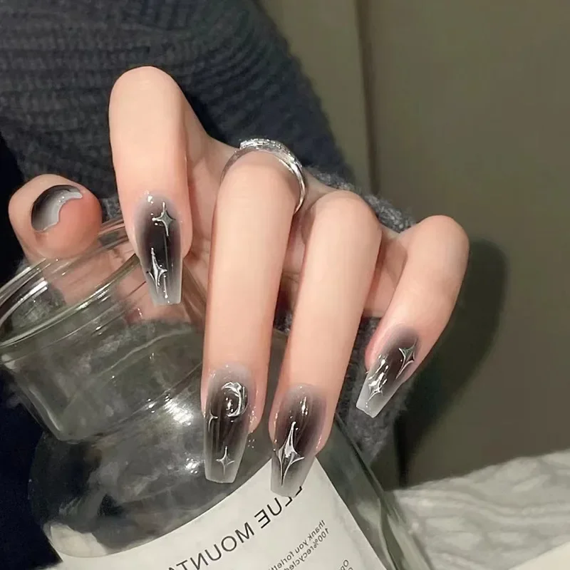 デザインのダークススパイポンドネイル、ネイルチップのプレス、 - Nail Art Love のレビューと価格