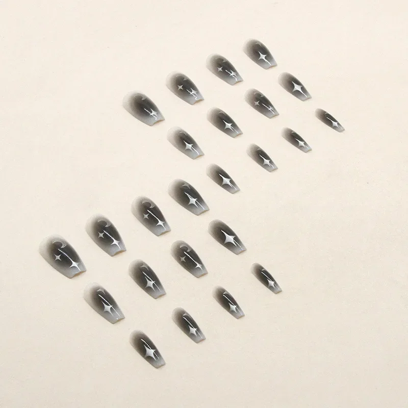 デザインのダークススパイポンドネイル、ネイルチップのプレス、 - Nail Art Love のレビューと価格