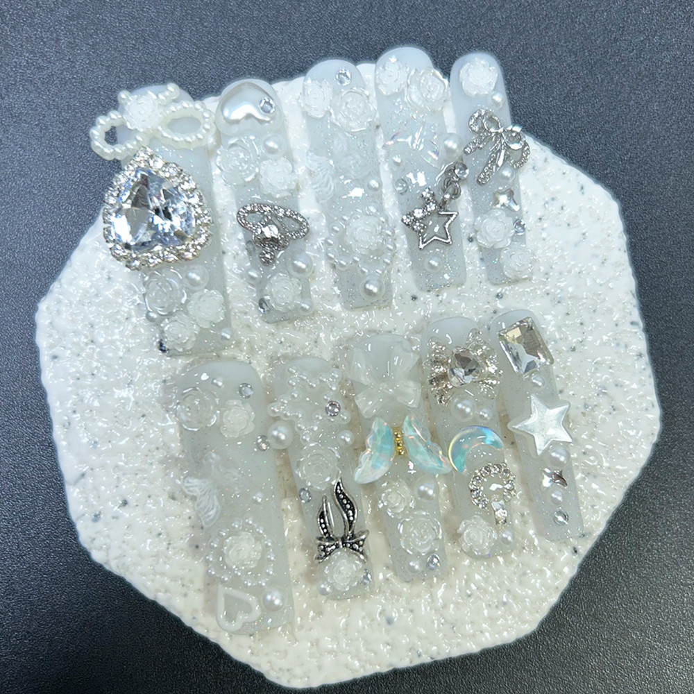10個入り キュートなジライ系ホワイトハンドメイドつけ爪 3 - Nail Art Love のレビューと価格