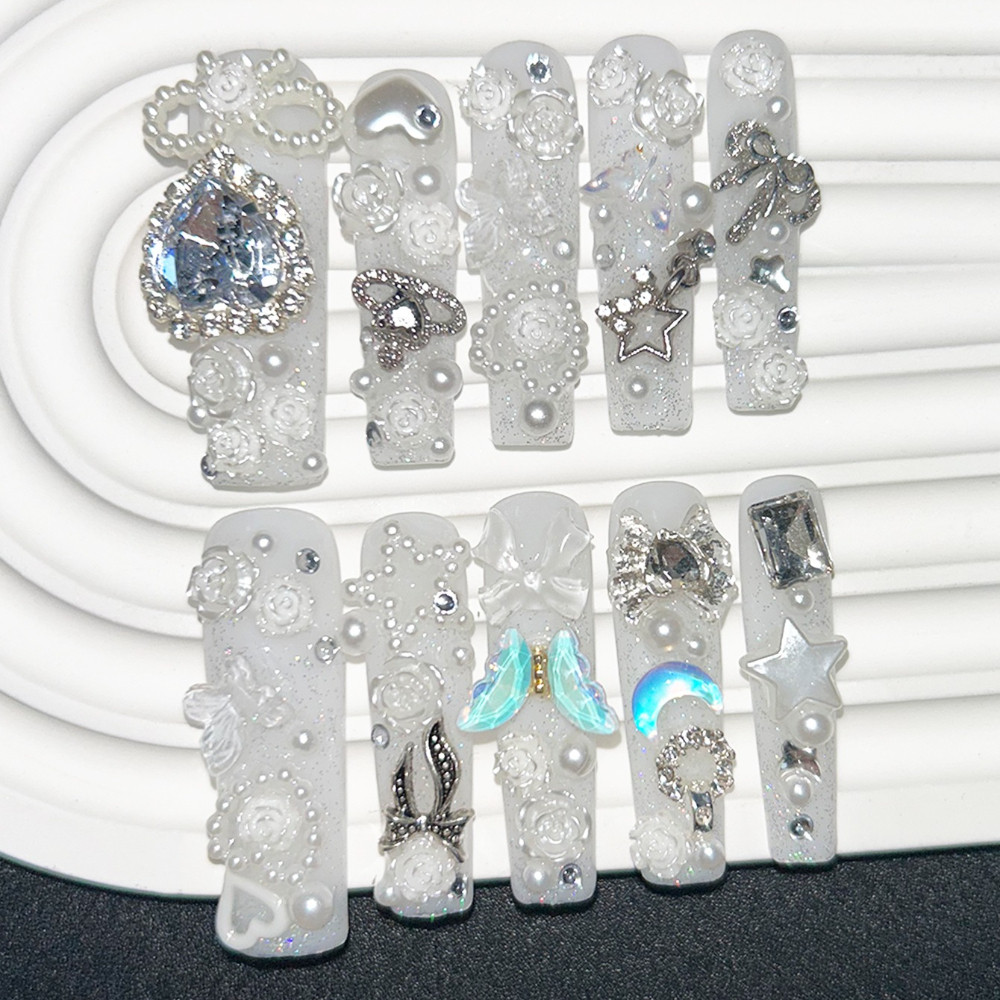 10個入り キュートなジライ系ホワイトハンドメイドつけ爪 3 - Nail Art Love のレビューと価格