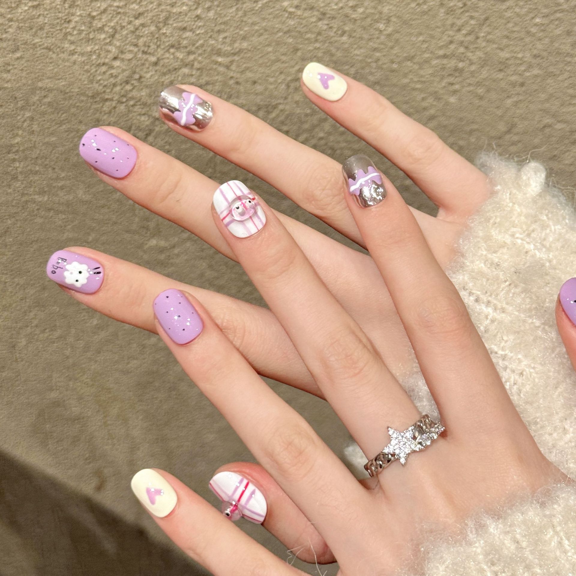 10個入り手作りプレスショートラウンドネイルアート、紫色の面 - Nail Art Love のレビューと価格